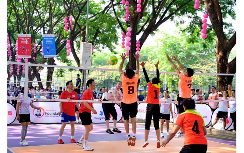 西双版纳街头曼气排展演赛掀热潮